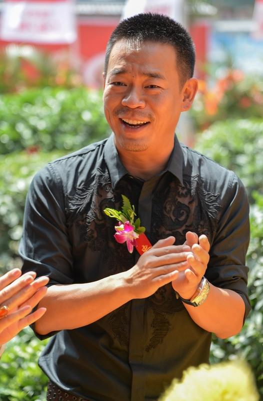 演员孙浩竟在北京街头绿化带小便？这一行为迅速引发网友热议，公众人物的行为底线究竟