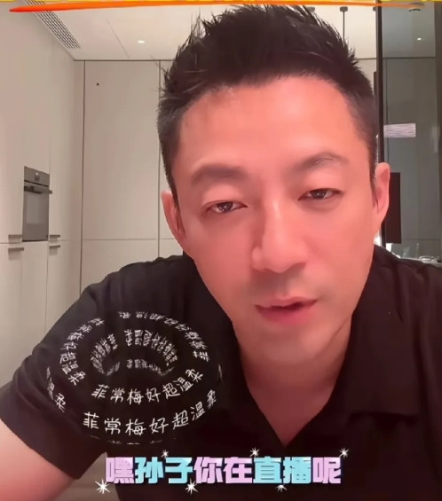 自从有了马筱梅，汪小菲也是自带情绪稳定器，直播间怼黑粉让人笑不活！[捂脸哭]有人