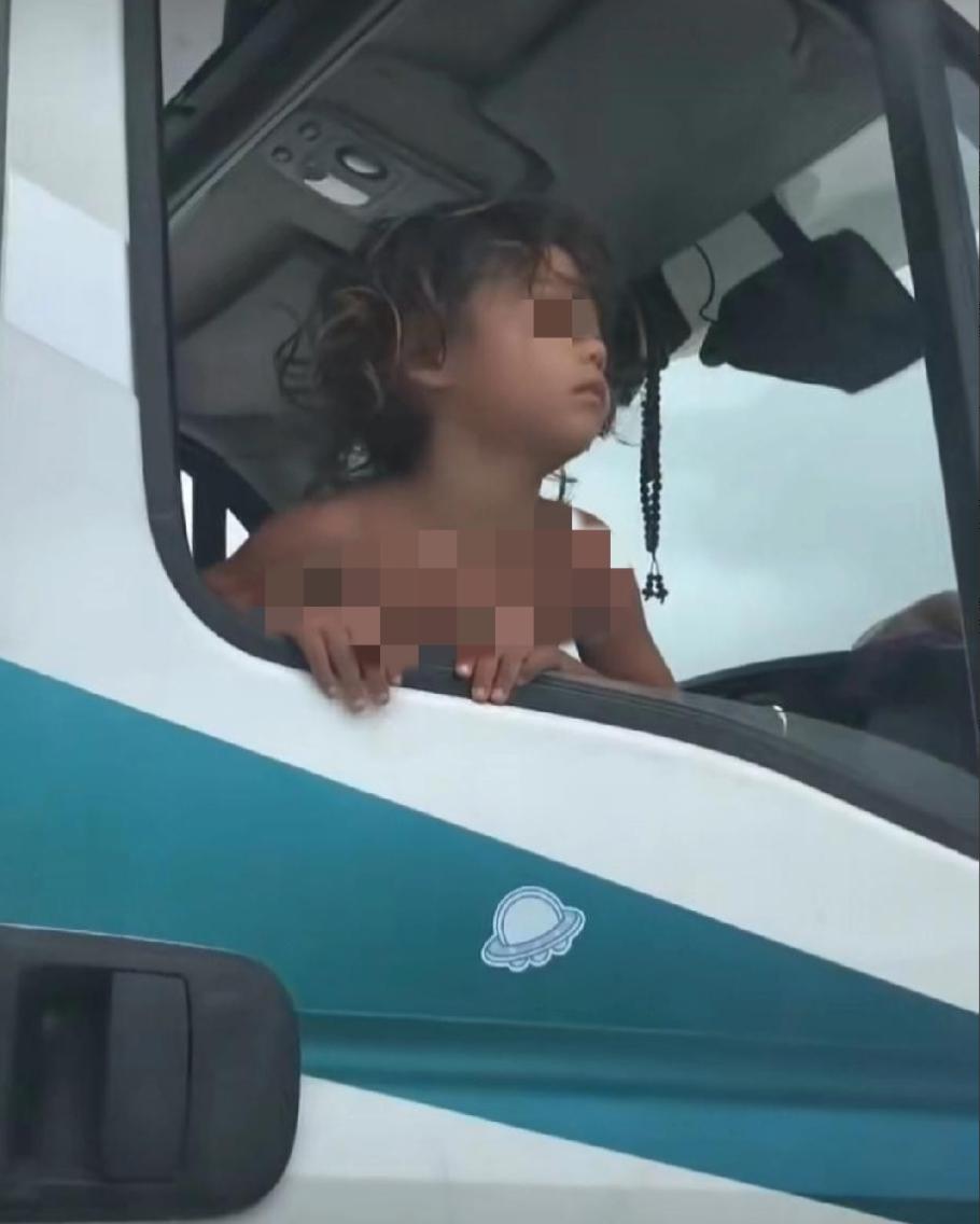 野人孩子已出现动物化特征，从车窗外东张西望的动作，是不是有点像dog？网友