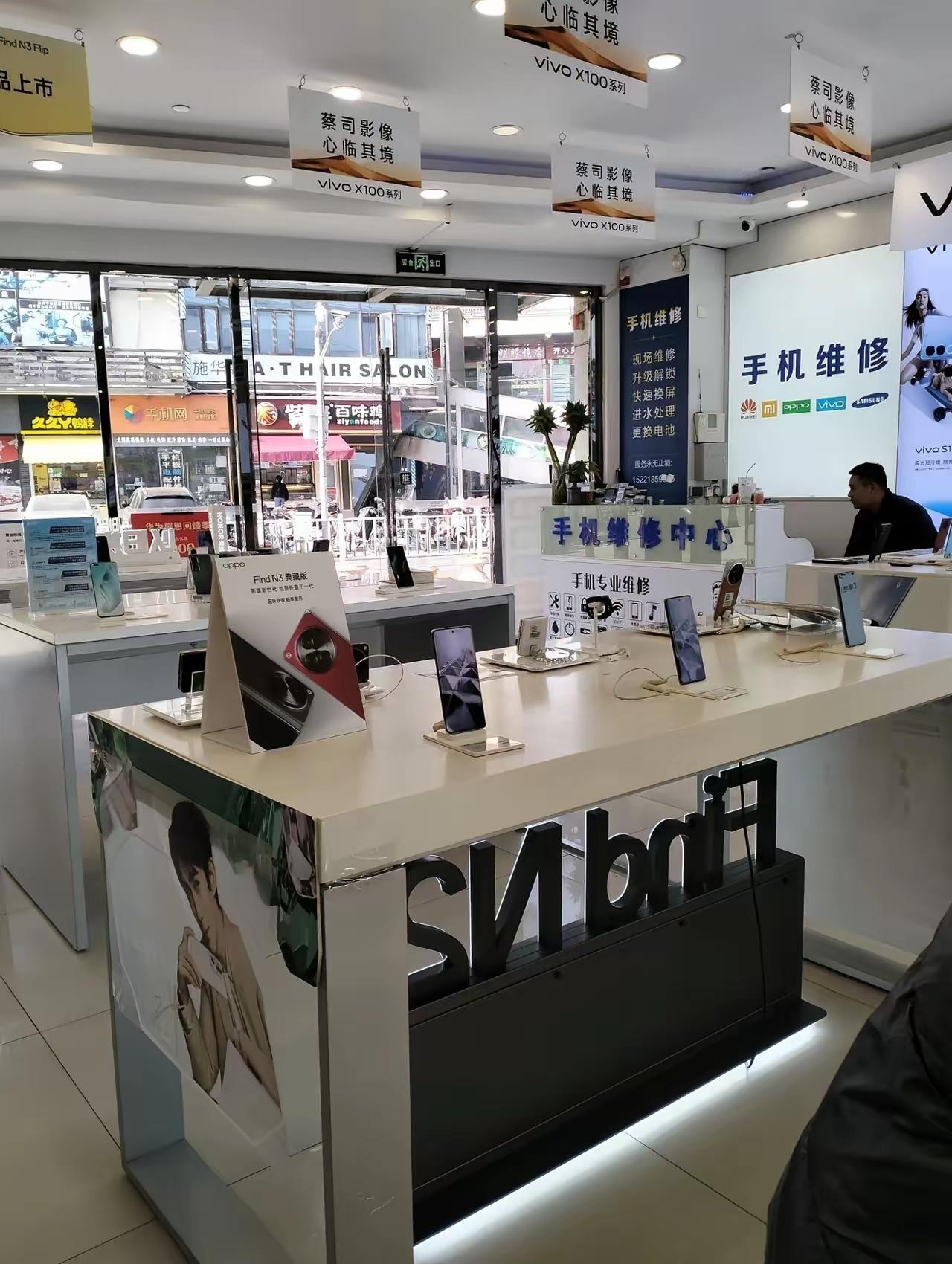 手机涨价自寻死路！现在大环境下钱越来越难赚，普通人都在勒紧裤腰带降低消费，谁还