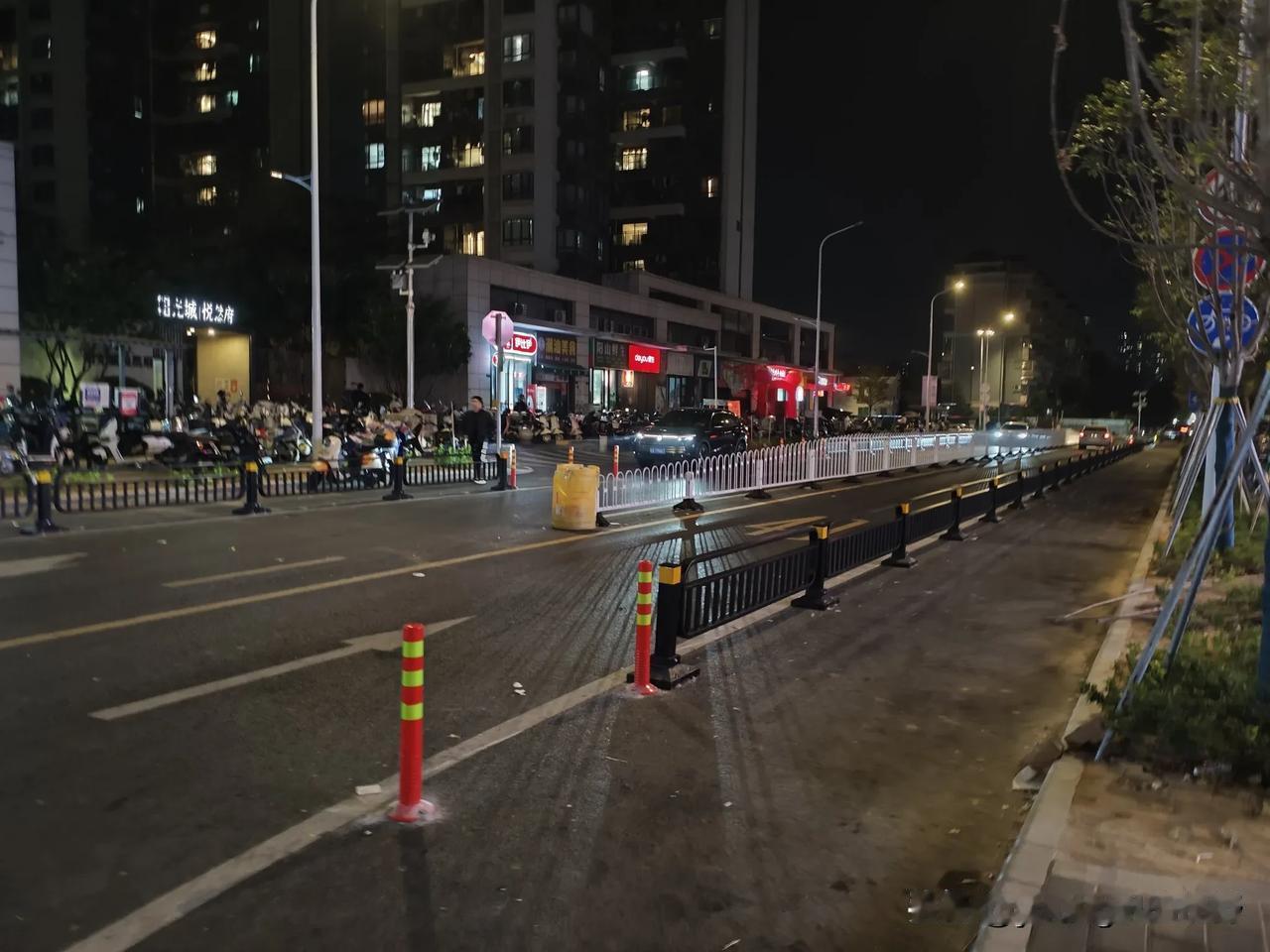 广州南沙星河盛世小区周边的几条街道，这两天装上这些护栏后，显得开阔许多了。这条路