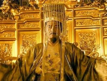 朱元璋有个发小王二飞，得知朱元璋当了皇帝就去讨赏。朱元璋念旧情，说道：“你大字不