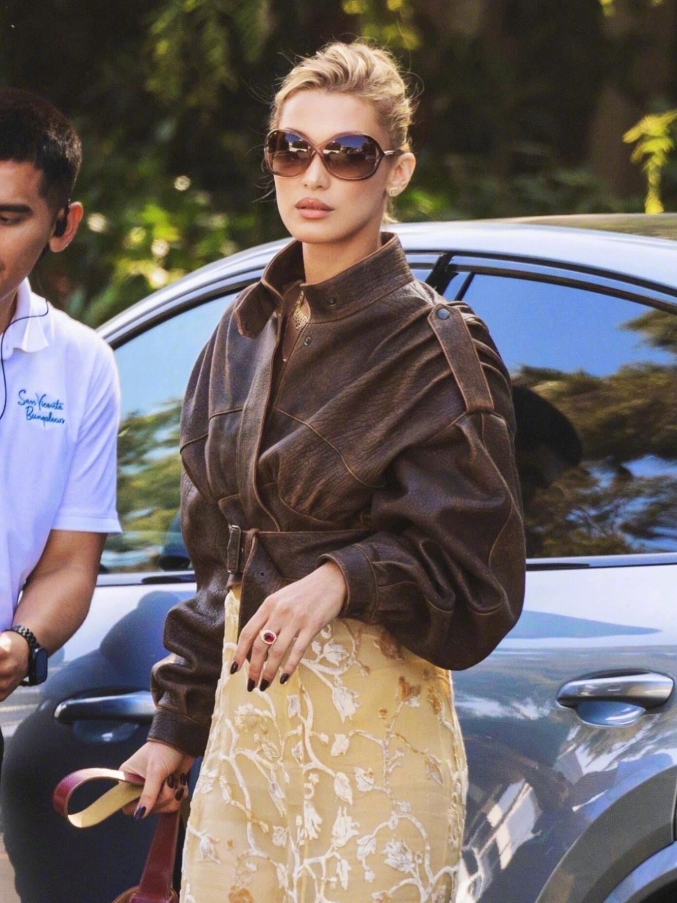 BellaHadid洛杉矶外出的街拍。身穿Chloé2026早春度假系列皮