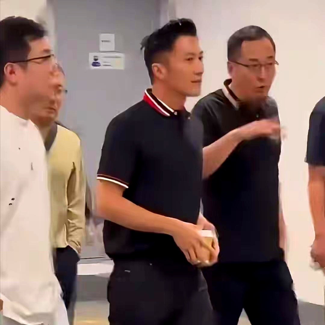谈了12年却死活不领证，57岁的王菲和46岁的谢霆锋到底在盘算什么？不结婚，不生娃，连面都见得少。男