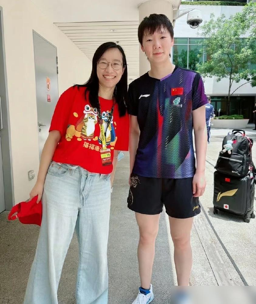 别再吹王曼昱的“朴素人设”了。你没看错，那不是人设，那是国乒饭圈这台绞肉机下的生