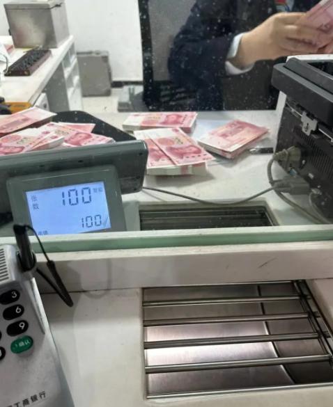 一个人死了，他在银行的存款无人知，那么银行如何处理这笔钱呢，很简单，别管你存了十