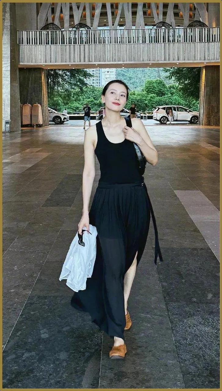 果然黑色长裙永远适配高圆圆！基础款黑色无袖套装，垂感纱裙自带飘逸感没有繁杂装