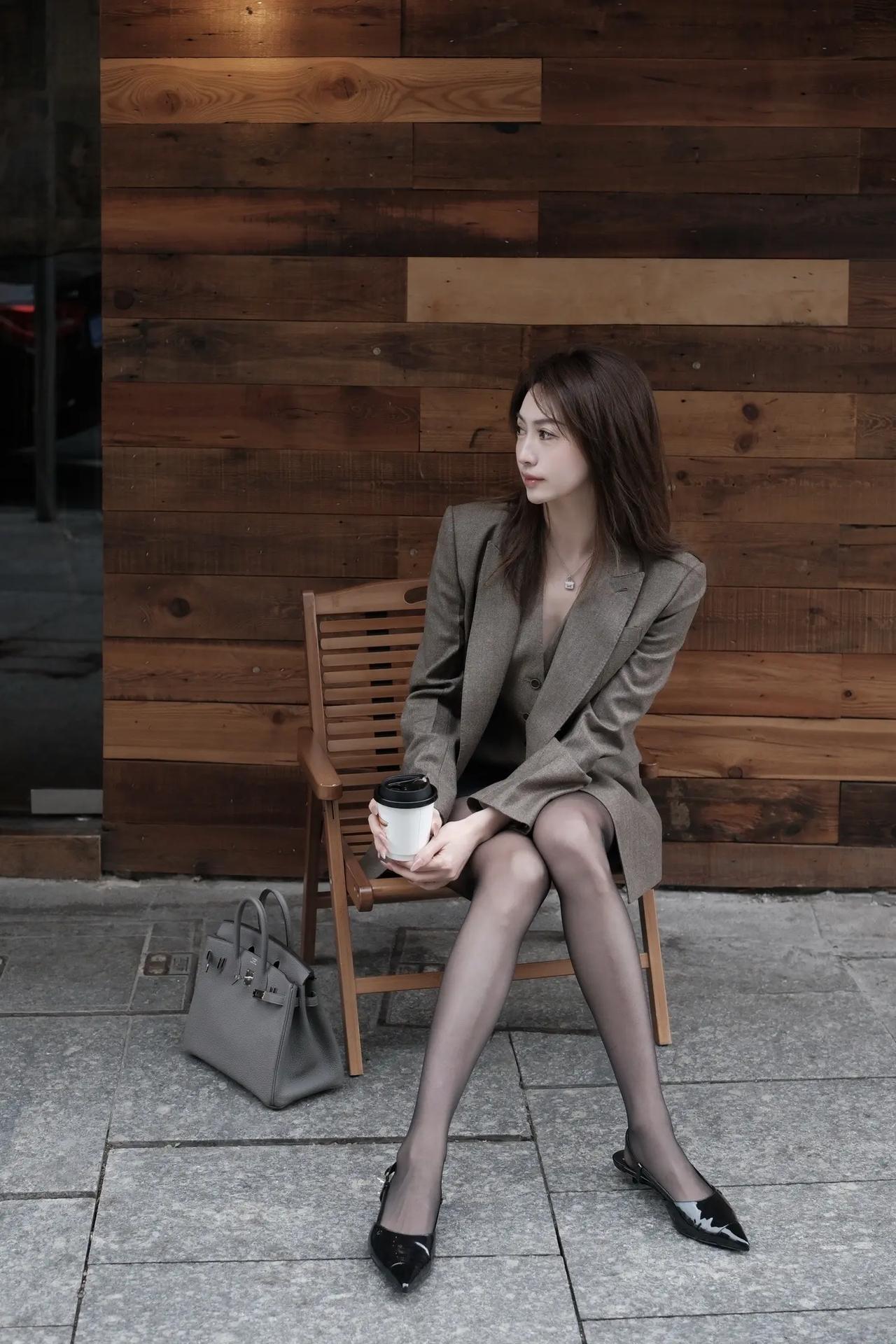 第四张照片的右眼，有一点点别扭