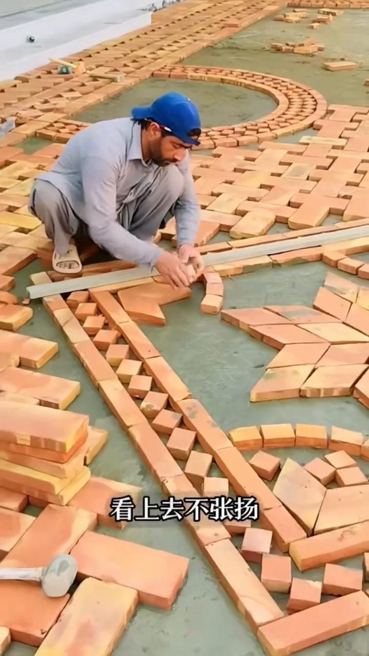 这就是为什么巴基斯坦很多院子看起来这么漂亮的原因。别人铺院子喜欢用亮的晃眼的瓷砖