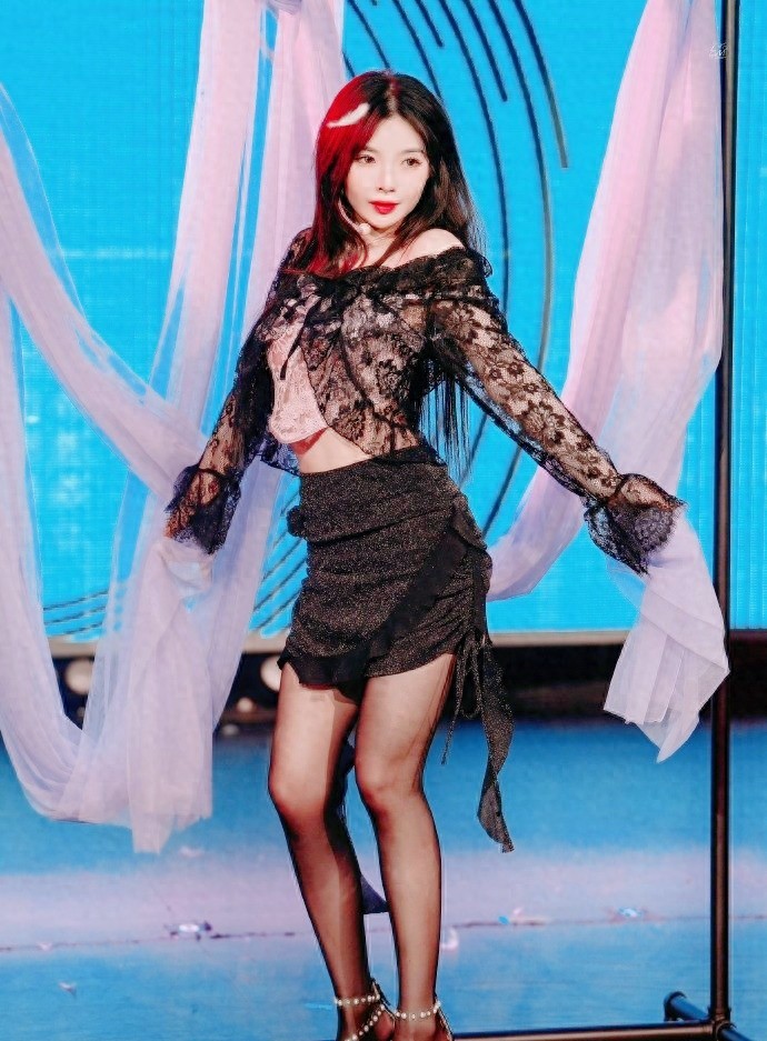 许杨玉琢凭借标志性的黑丝“性感女神”