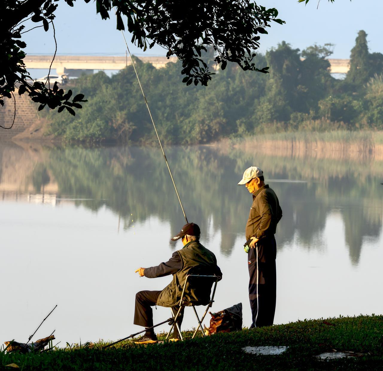 鱼漂一动，心就静了。这年头，谁还没个