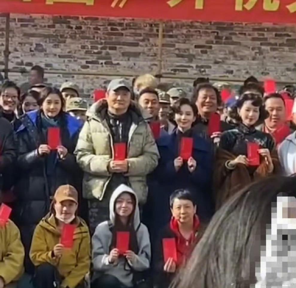 千里江山图开机刘诗诗民国复古卷发好美的姐！刘诗诗太适合这个民国复古卷发造型了！