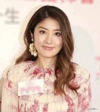 在一档访谈节目中，主持人向陈慧琳抛出了一个直白的问题：“你现在有多少身家，有没有