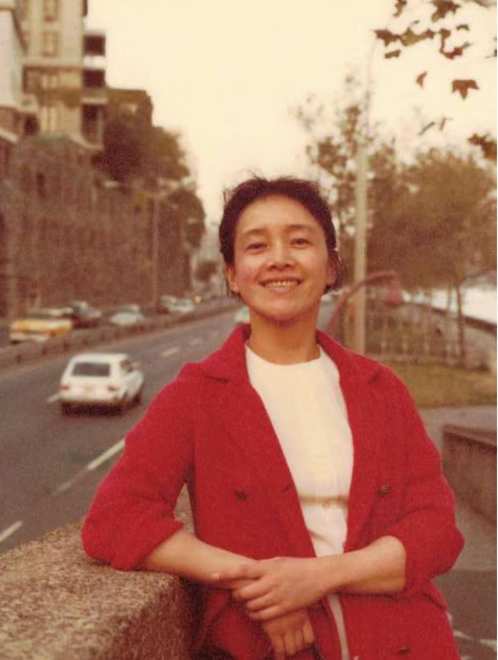 陈冲母亲张安中，在美国的留影，这一张照片拍摄于1979年美国纽约曼哈顿街头，主人