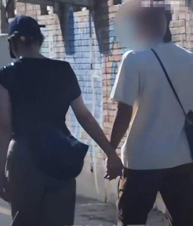 白百何街头牵手被拍: 离婚女星再遇感情?