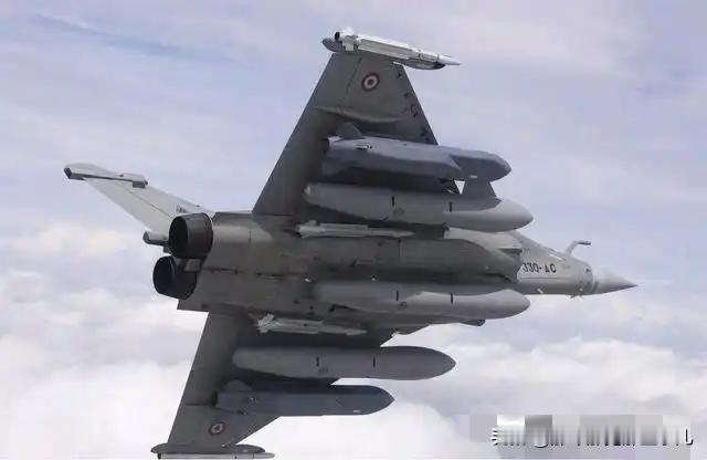 为什么欧美战机满挂载都看着很猛，总能做到“武装到牙齿”？台风、阵风虽说是中