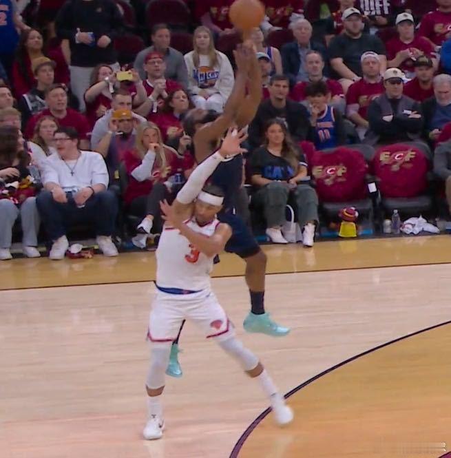 NBA季后赛争议哈登东决表现裁判尺度引热议📌当哈登的“招牌造犯规”遇上托