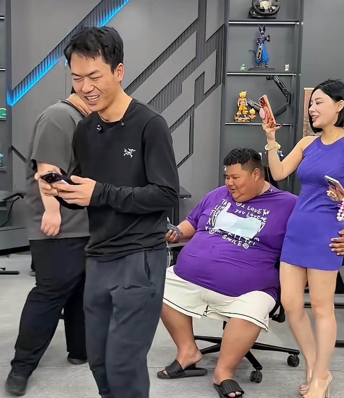 网红“大胃袋”良子居然上手了，看来这剧本被其玩的很通透！别人赚他流量，而他直接上