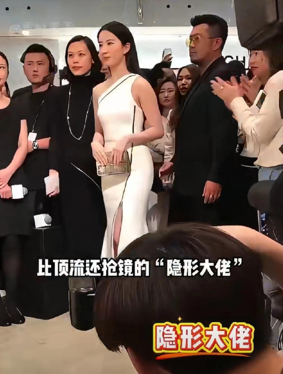 给刘亦菲当了8年保镖，他没换过工作，她没换过人。他不是被“雇”来的，是像藤蔓一