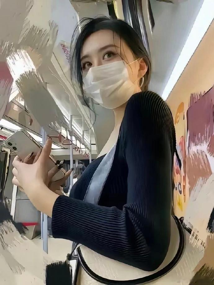 你觉得她戴口罩好看还是不戴口罩漂亮？​​​