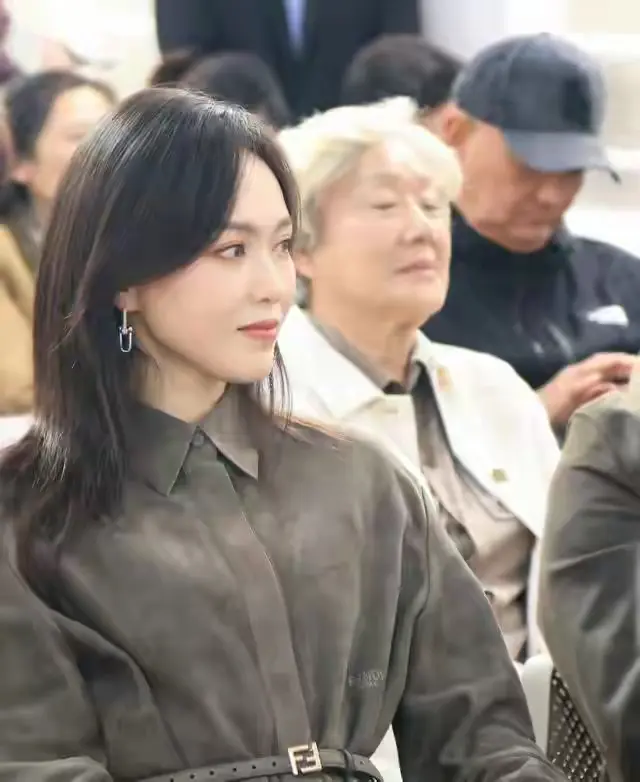 罗晋唐嫣终于同框，两人互动正常，演员傅程鹏戴孝，帮忙招呼客人罗晋他爸没了，这事