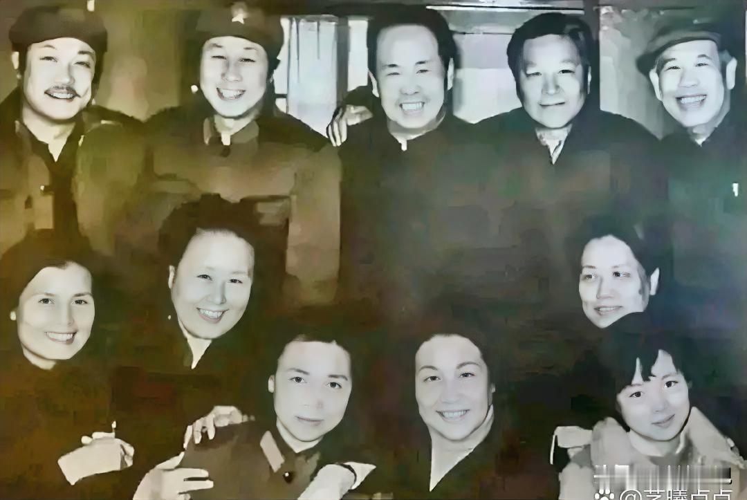 如果能把照片里11个都认出来，估计至少也得50～60后了吧？这是80年代老影星