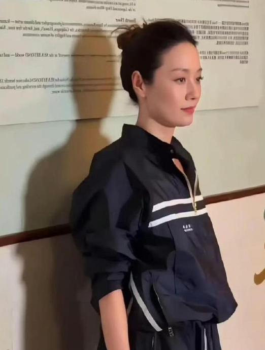 马伊琍留长发了，没想到她骨相如此完美，49岁都没有疲态，颜值真的太能打了。​​