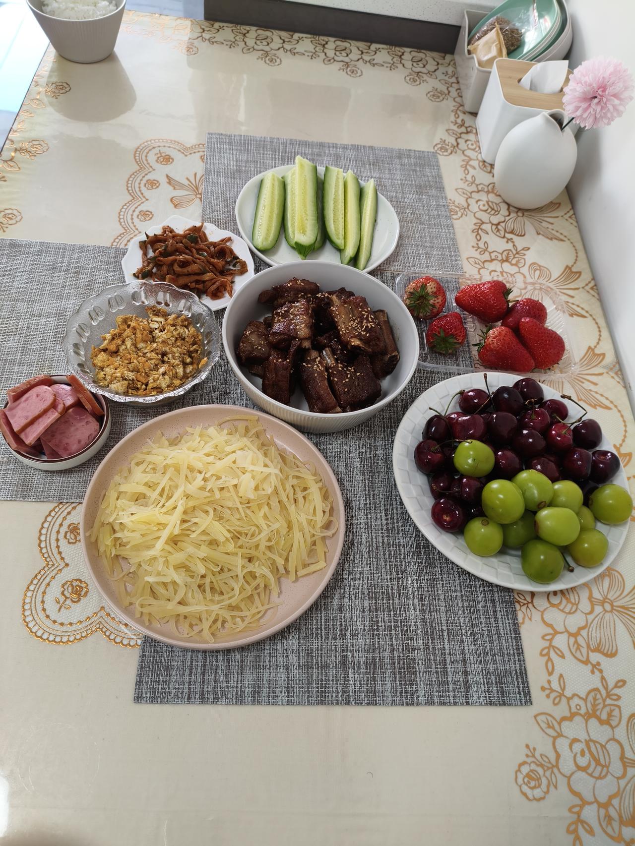 给闺女做的2026年的第一顿饭，虽不是大鱼大肉，但都是她的最爱。