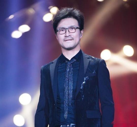 1995年，汪峰穷困潦倒，无路可走时打电话给黄绮珊，说：“我有一首歌适合你，价格