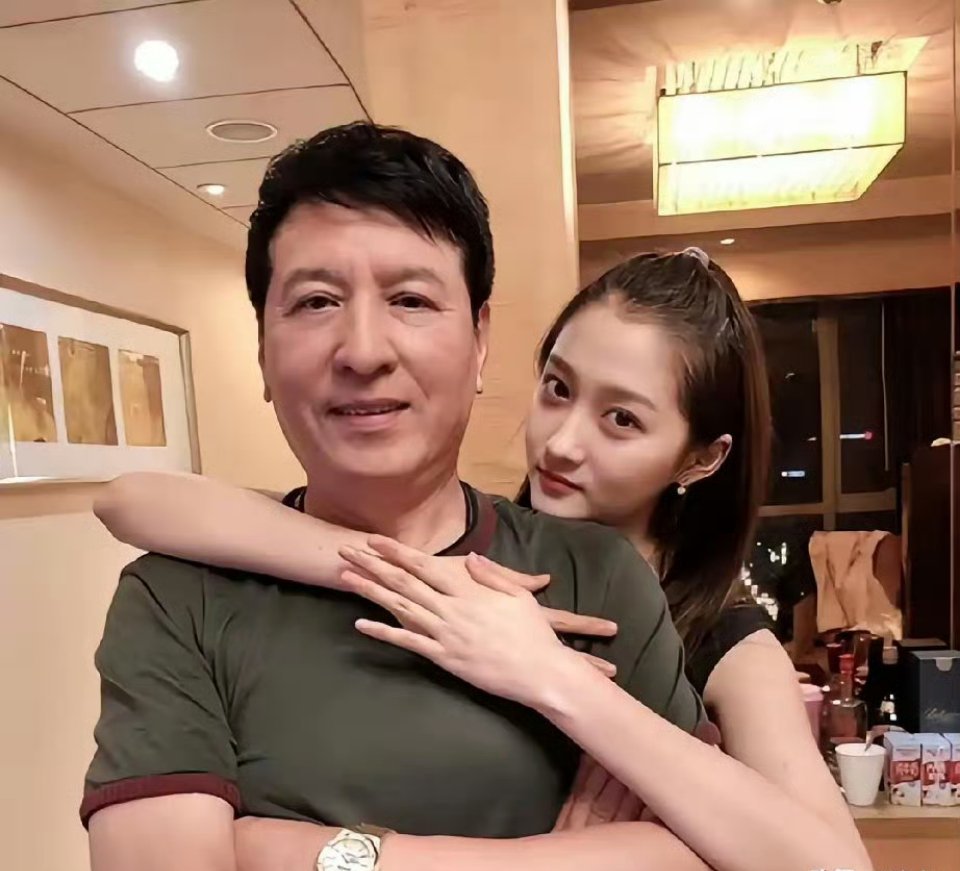 鹿晗给所有恋爱中的男生提了个醒​找对象可以找漂亮的，也可以找家境好的，但千万不能