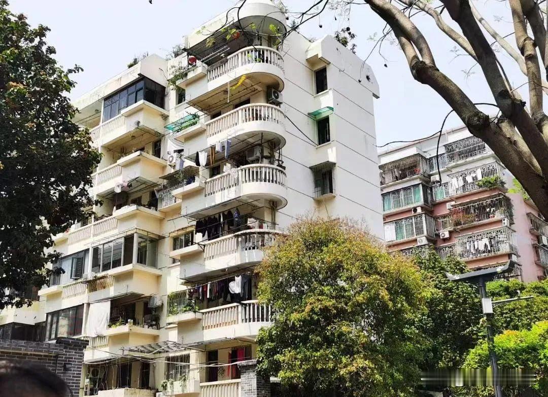 你绝对想不到，以前连中介都不愿意带看的“老破小”，现在居然成了很多聪明人抢着要的