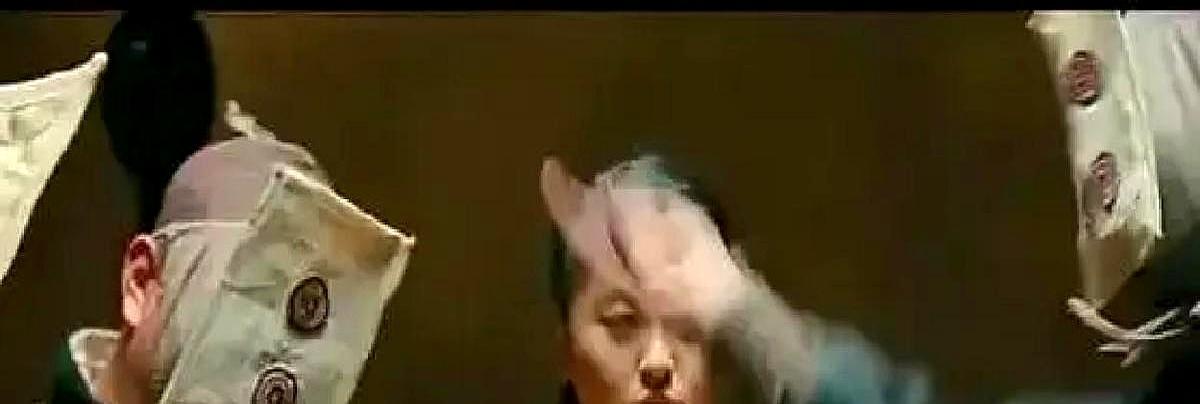 一张麻将牌挡胸，观众盯了15年，以为审查又下手。其实是姜文故意把“一筒”当