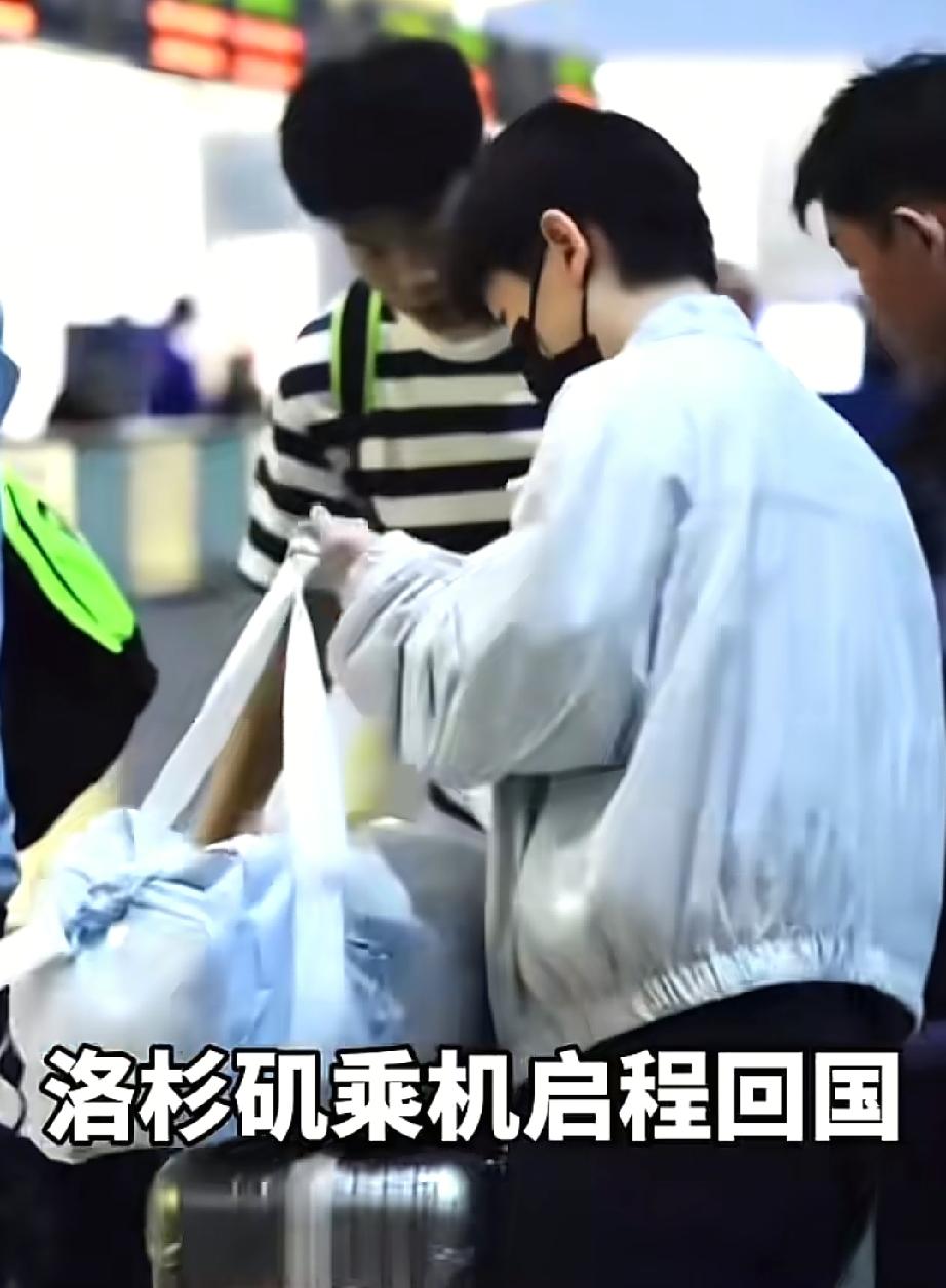 比赛完，大部队返回中国。机场莎莎私服很宽松。拉链上衣和休闲裤子，一个大包。莎莎