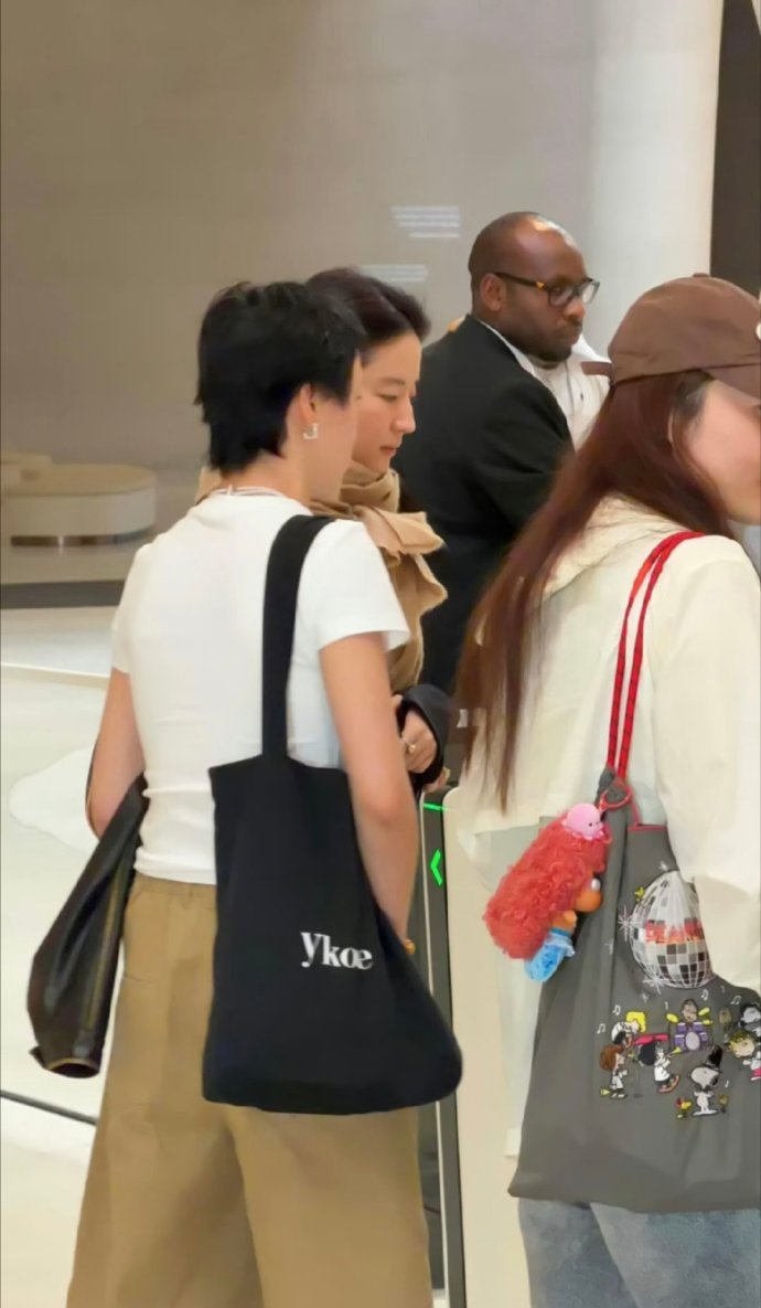 骨相美人名不虚传！素颜都这么能打，皮肤紧致，状态绝了