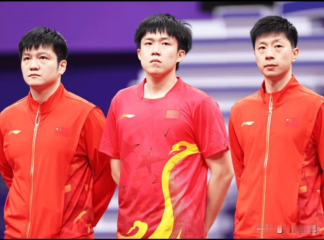 仔细看，三个人中还是樊振东面如满月、温润如玉的气质最棒！最右边的马龙，那棱角分明