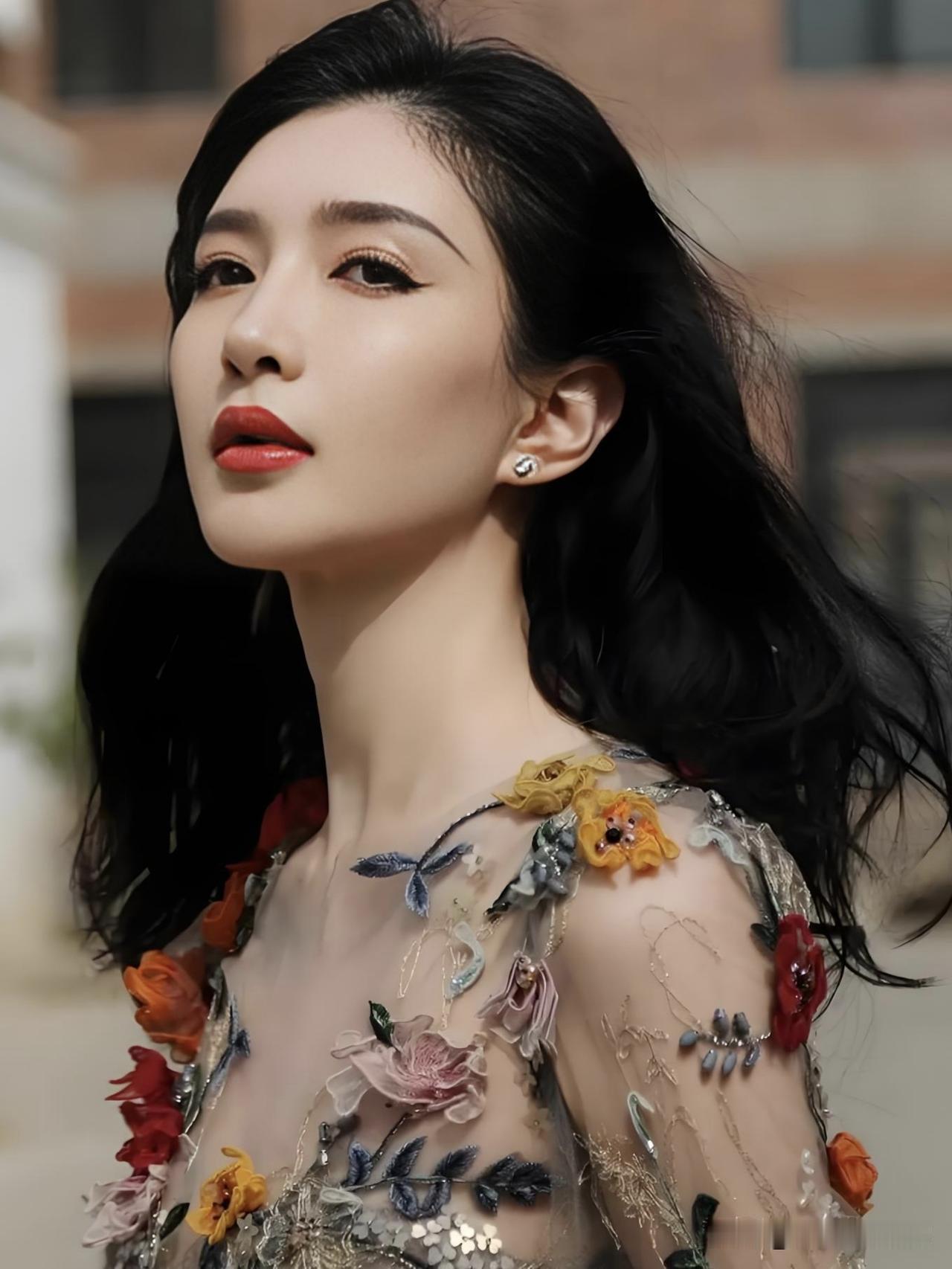 江疏影，清冷御姐，气质如兰。她清醒自洽，不惧岁月，以松弛姿态演绎百态人生。在光影