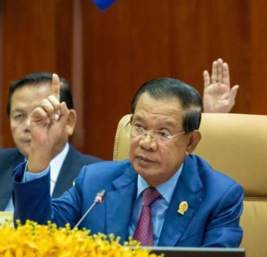 洪森原来是红色高棉的一个叛徒，他叛变后，就委身于入侵柬埔寨的越南，表现得是唯命是