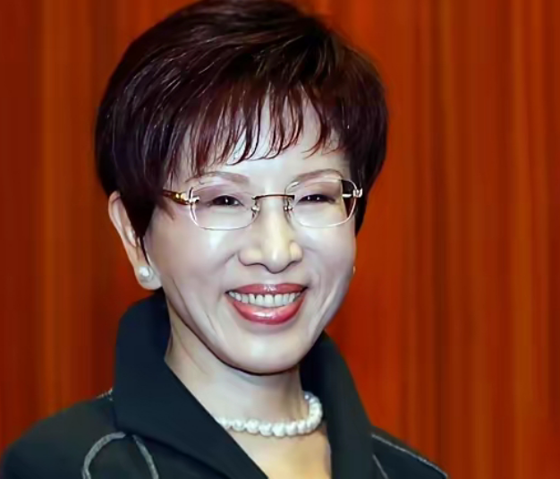 台湾政坛的“双面人”戏码，从来都是层层包装下的利益算计，而洪秀柱与郑丽文的鲜明对
