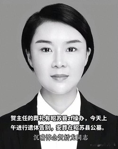 雪落昭苏送娇龙！市民雪地插白玫送别，家属收满鲜花卡片，她的红袍永远留在草原