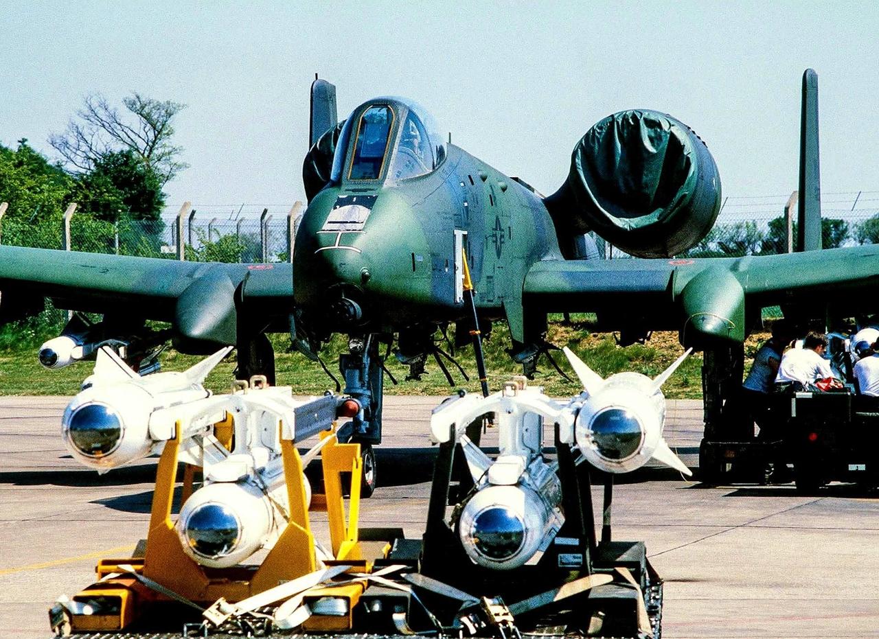 1991年海湾战争期间，A-10发射了大约4000枚AGM-65“小牛”空地导弹