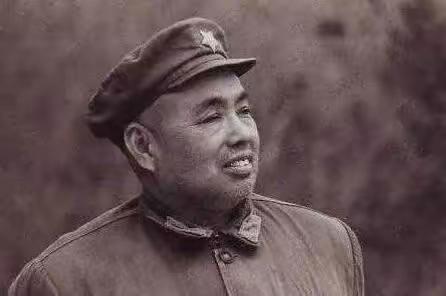 1939年，许世友骑马带警卫员走在路上，突然,两个农民惊慌失措跑来，称50块银元
