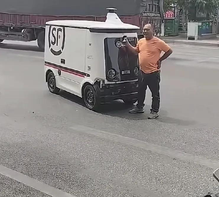 大哥开车被无人驾驶车刮蹭！上去拦着无人驾驶车不让走，无人驾驶车被拦无法正常行驶，
