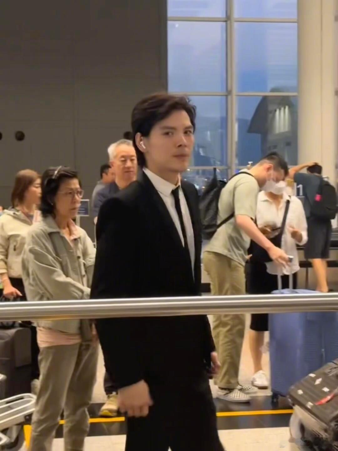 网友偶遇向佐，好久没见向佐穿得这么正常了，变帅了啊​​​