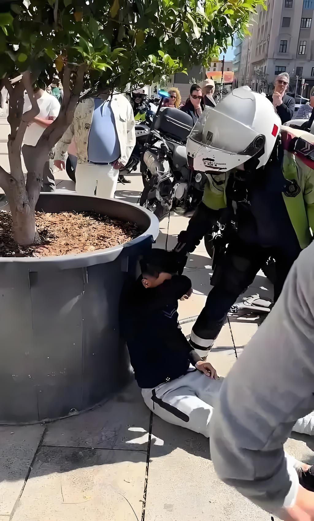 近日，山西太原发生了一件滑稽又荒诞的事情。事情起因是，一位男子在拥挤的潮流中，