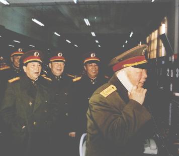 1992年春节前夕，刘华清通过电话，向驻守在喀喇昆仑山的边防团官兵拜年。他身后是