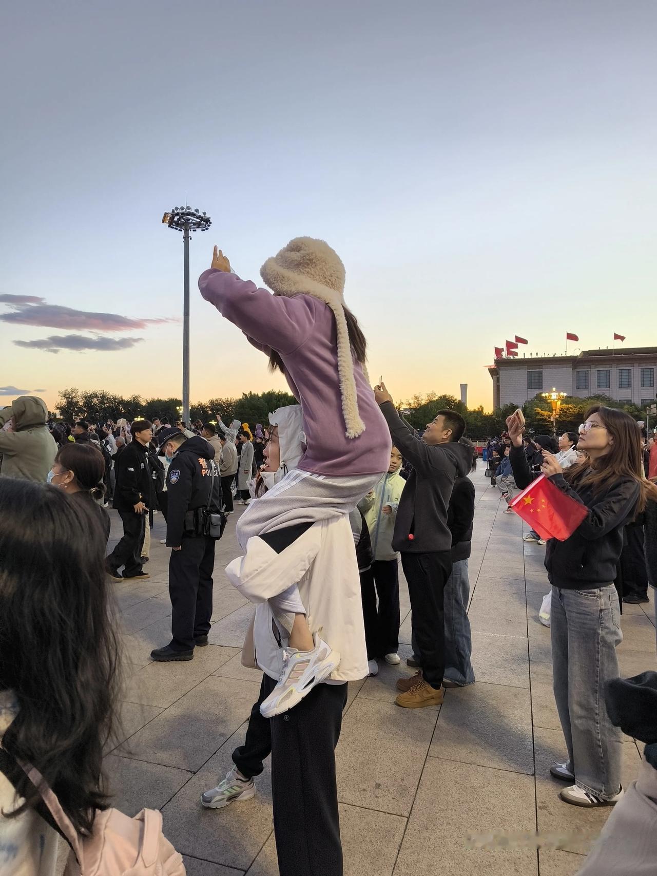 看图说事儿：在天安门广场第一排，能亲眼目睹国旗卫士升旗，究竟几难，来自四川宜宾的