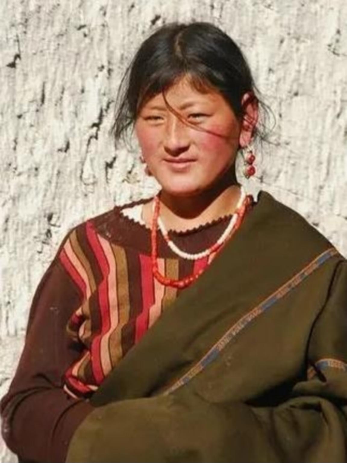 为什么西藏人很少出来打工？其实说白了，因为西藏人口本来就少，穷人靠着福利补贴都能