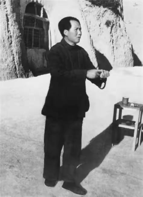 1974年，42岁的吴旭君被毛主席从菊香书屋赶了出来，她哭着不肯走，老人家只说了