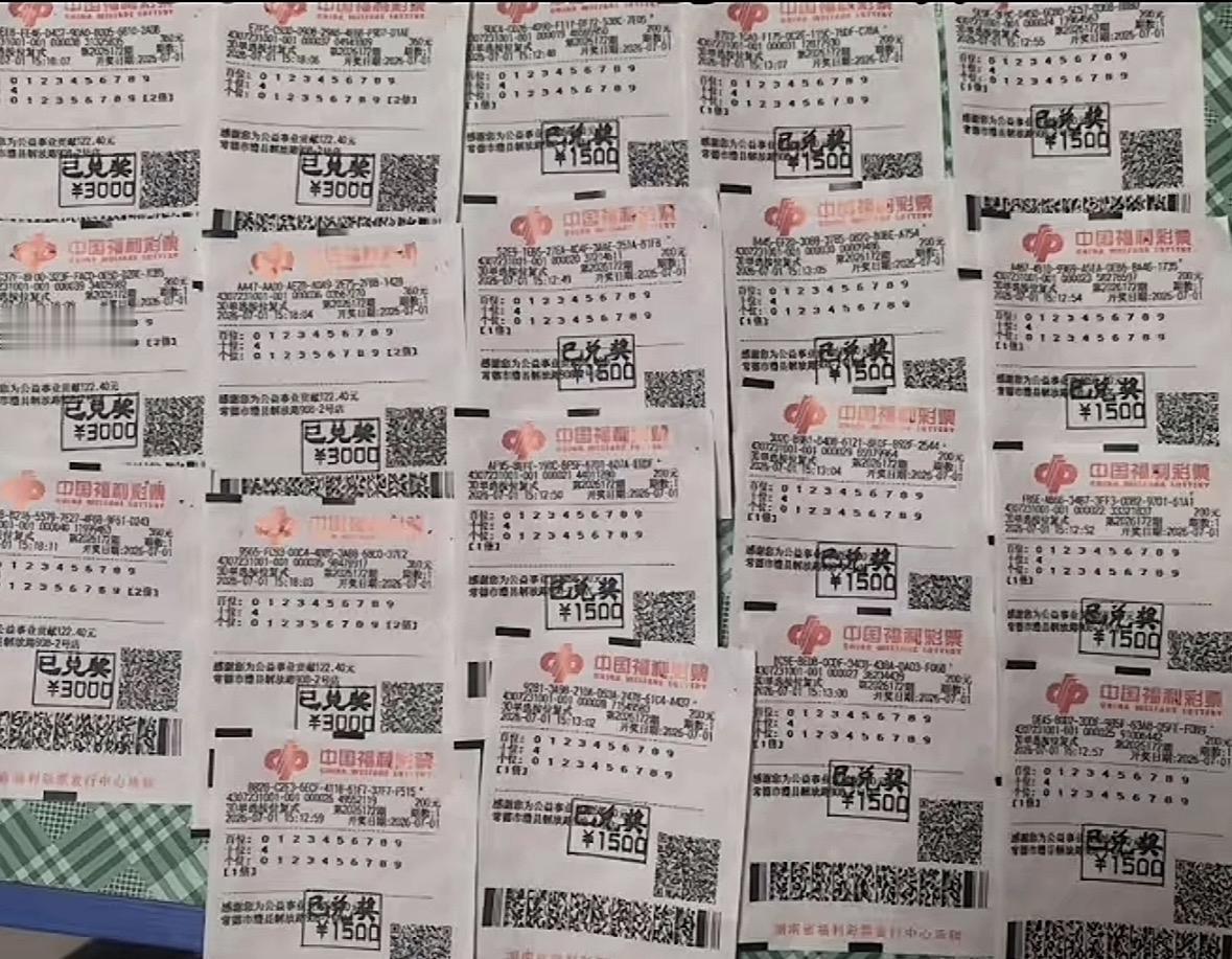 福彩3D昨晚开奖26172期的号码是445，上一次开出445还是2004年的14