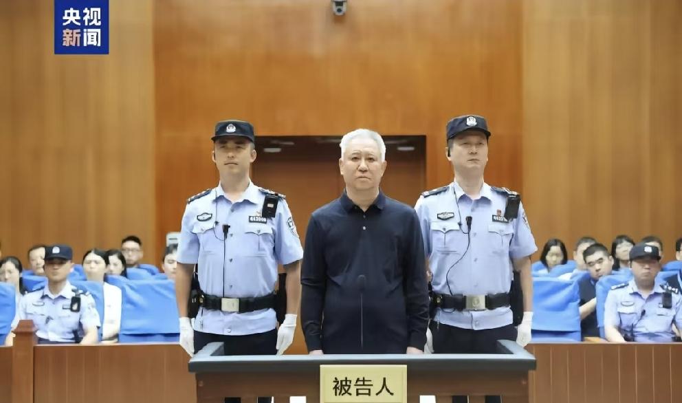 这是许家印？可能许多人已经认不出来了，仔细看看，还真是许家印，只是头发全白了，人